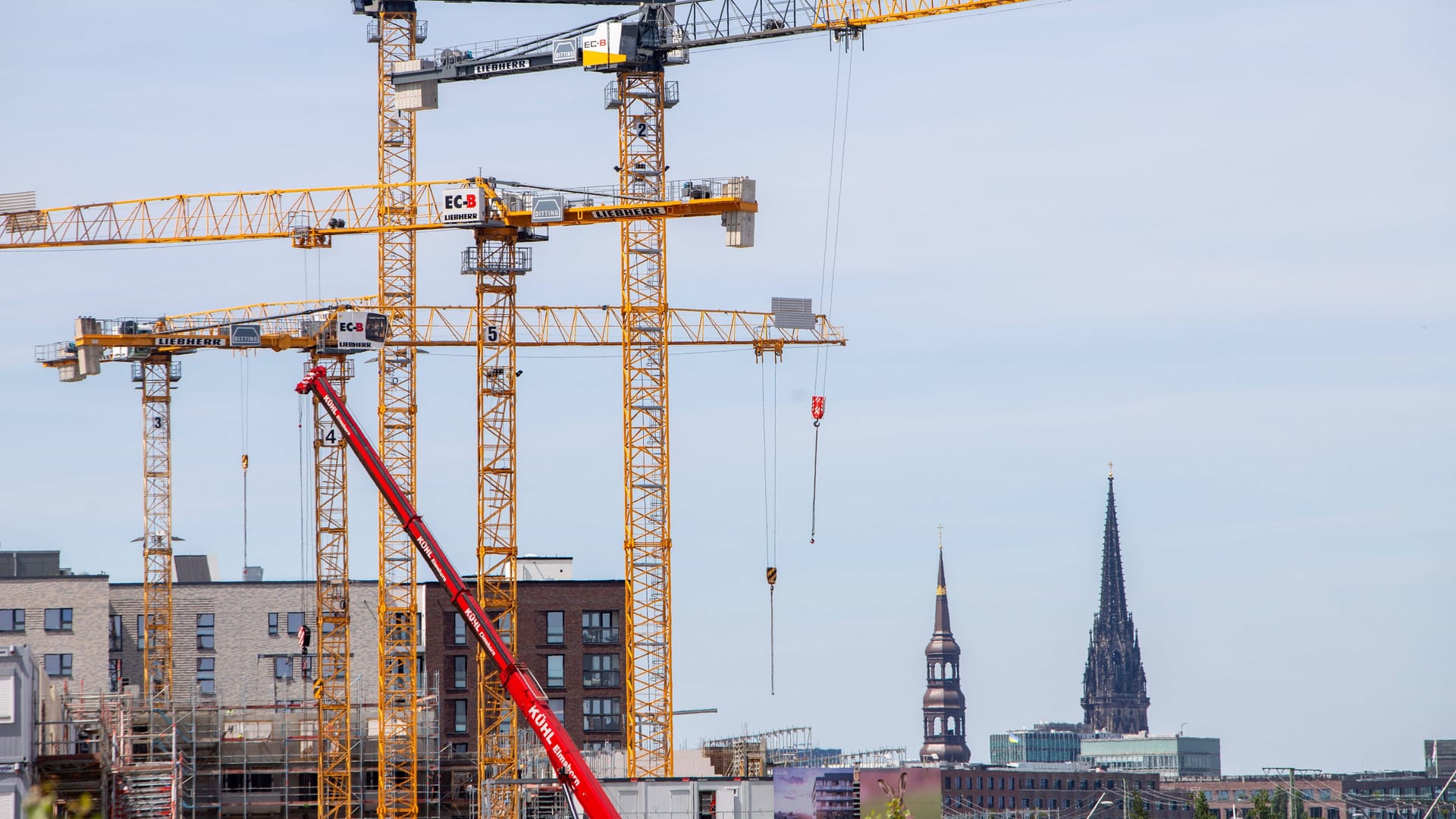 Bauarbeiten in der HafenCity in Hamburg (Symbolbild): Die Bundesregierung wollte 400.000 neue Wohnungen jährlich schaffen.