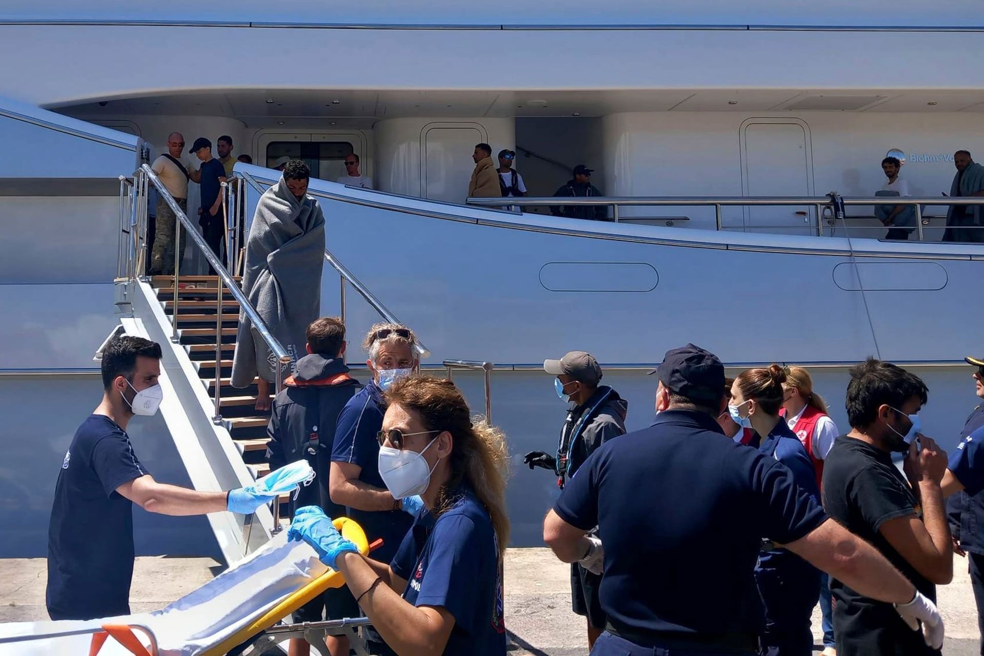 Flüchtlinge kommen nach einer Rettungsaktion in einem Hafen mit einer Yacht an: Es ist eines der schwersten Bootsunglücke in Griechenland seit Jahren.