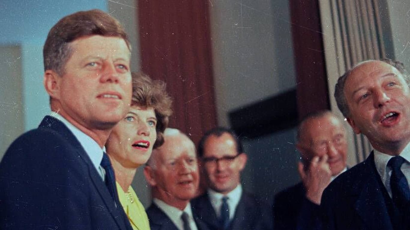 Eunice Kennedy-Shriver ( 2. v. l.) neben ihrem Bruder John F. Kennedy (links): Sie nahmen das Wohl von Menschen mit geistiger Behinderung in das Regierungsprogramm auf.