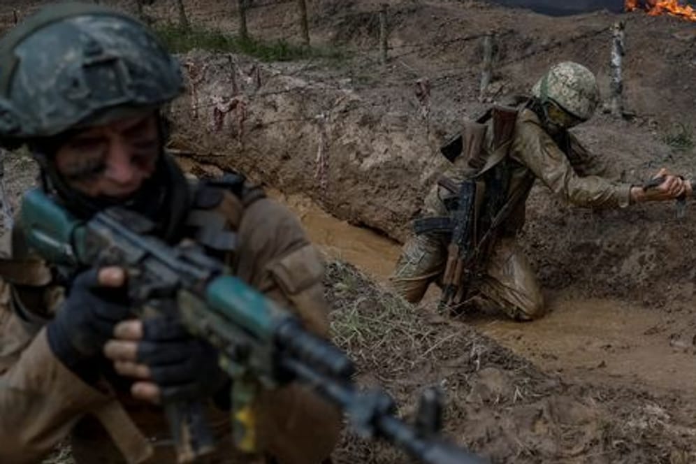 Ukrainische Soldaten trainieren für die Gegenoffensive: Es gibt Anzeichen dafür, dass der Gegenangriff der Ukraine begonnen hat.