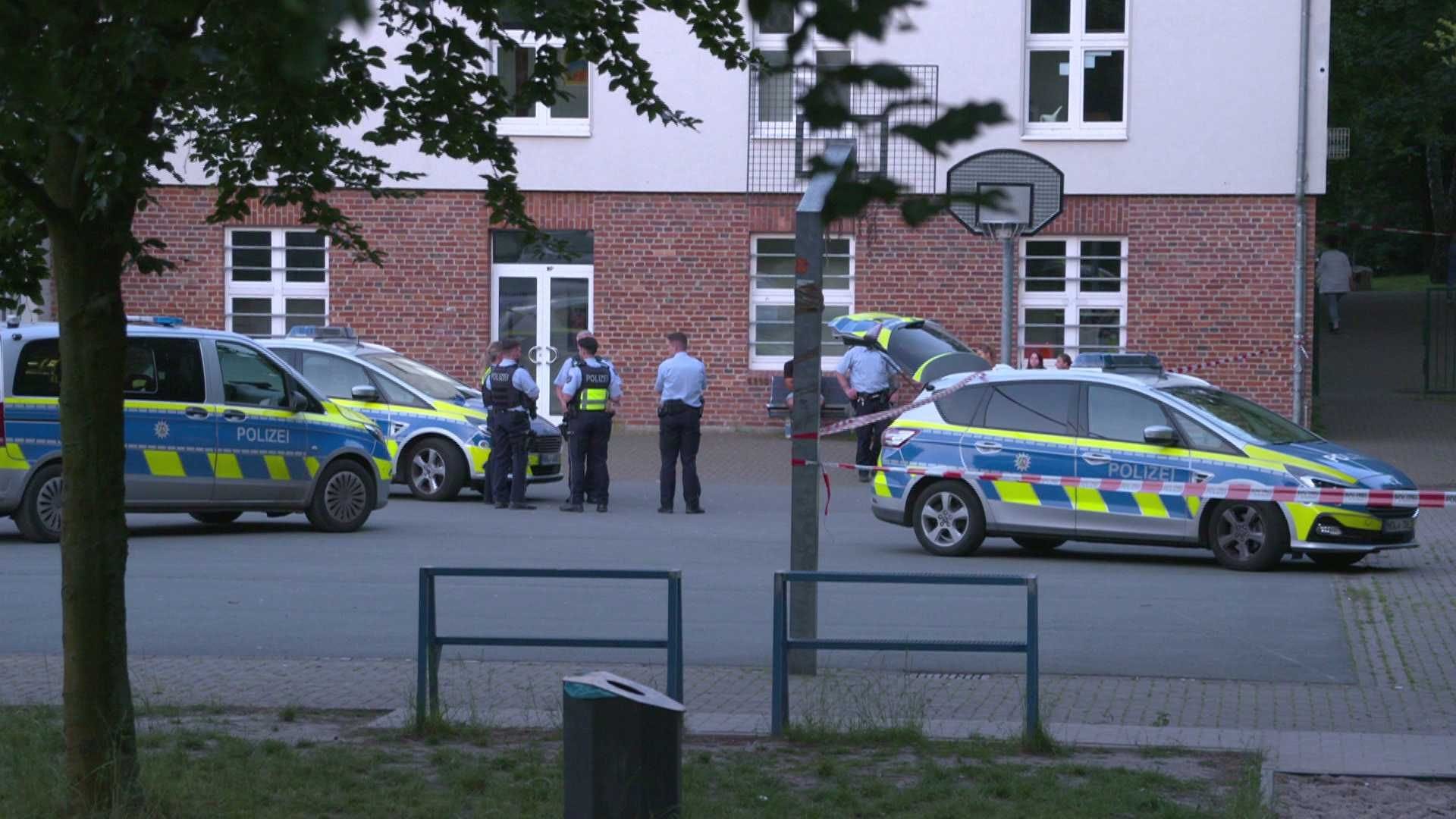 Einsatzkräfte ermittelten am späten Sonntagabend auf dem Schulhof.