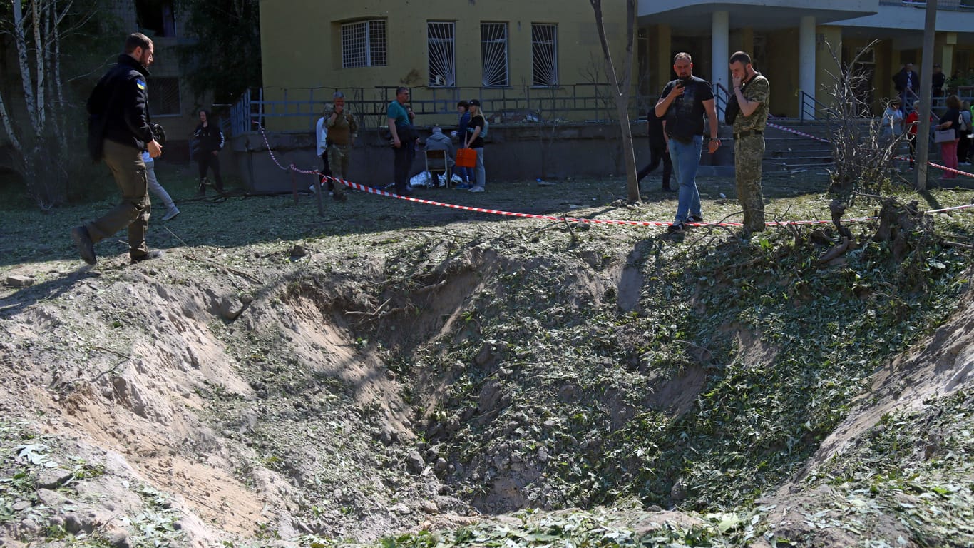 Bei einer mutmaßlichen russischen Attacke auf den Kiewer Bezirk Desnianskyi fielen Bomben auf eine Poliklinik. Eine Frau kam ums Leben.