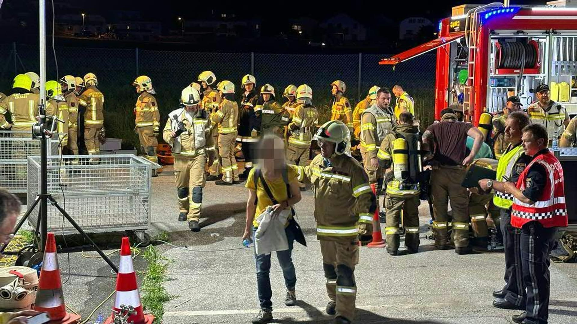 Rettungskräfte sind nach einem Brand in einem Bahntunnel in Tirol im Einsatz: Dutzende Passagiere wurden evakuiert. Rettungskräfte sind nach einem Brand in einem Bahntunnel in Tirol im Einsatz: Dutzende Passagiere wurden evakuiert.