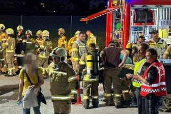 Rettungskräfte sind nach einem Brand in einem Bahntunnel in Tirol im Einsatz: Dutzende Passagiere wurden evakuiert.