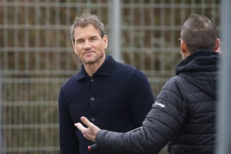 Jens Lehmann beim Besuch eines Trainingsplatzes: Ein Streit des Ex-DFB-Keepers könnte vor Gericht landen.