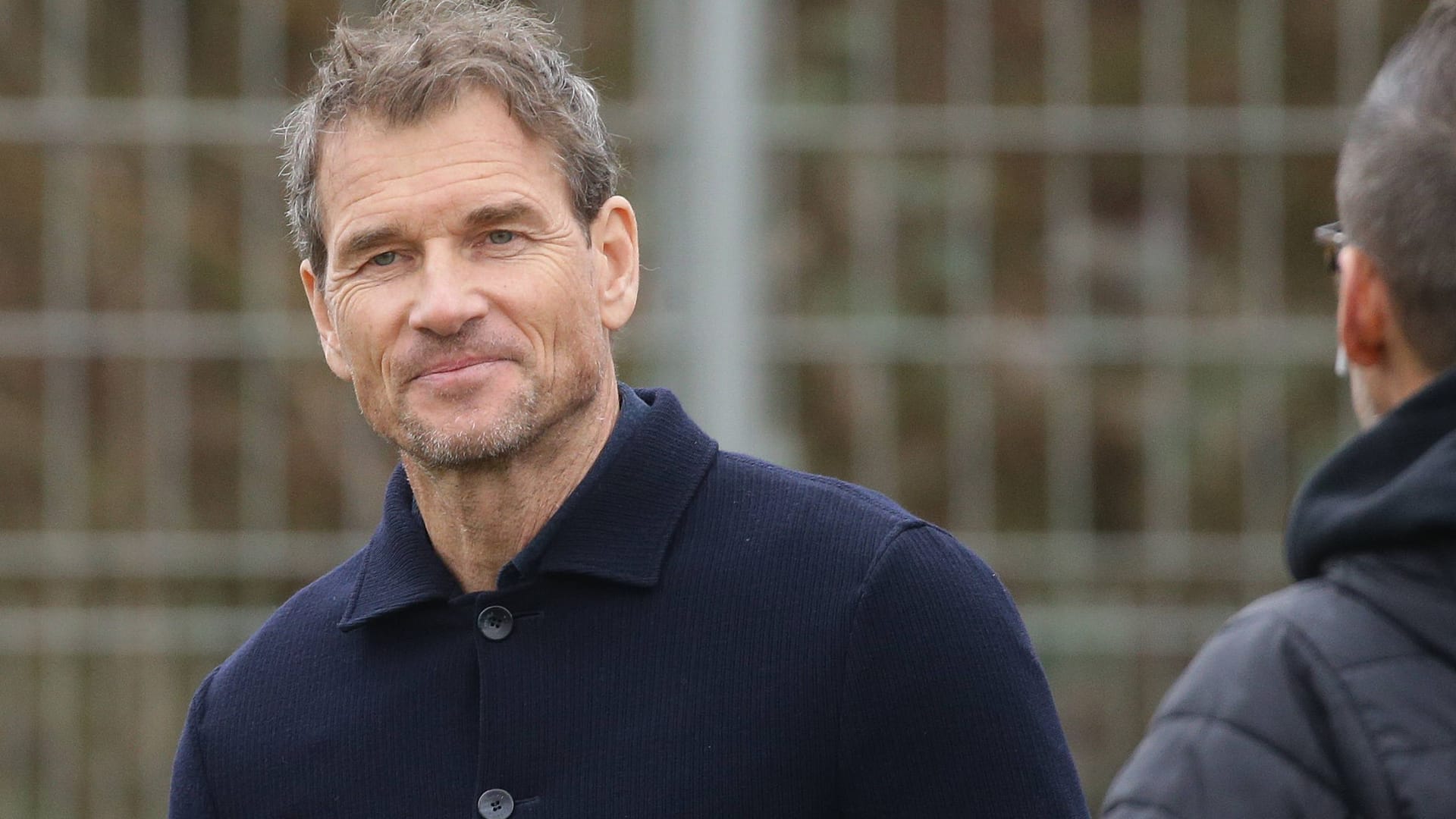 Jens Lehmann beim Besuch eines Trainingsplatzes: Ein Streit des Ex-DFB-Keepers könnte vor Gericht landen.