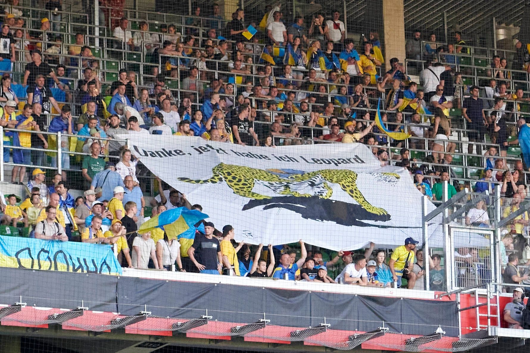 Ukrainer zeigen ein Plakat im Fanblock: Die Partie gegen Deutschland war keine gewöhnliche.
