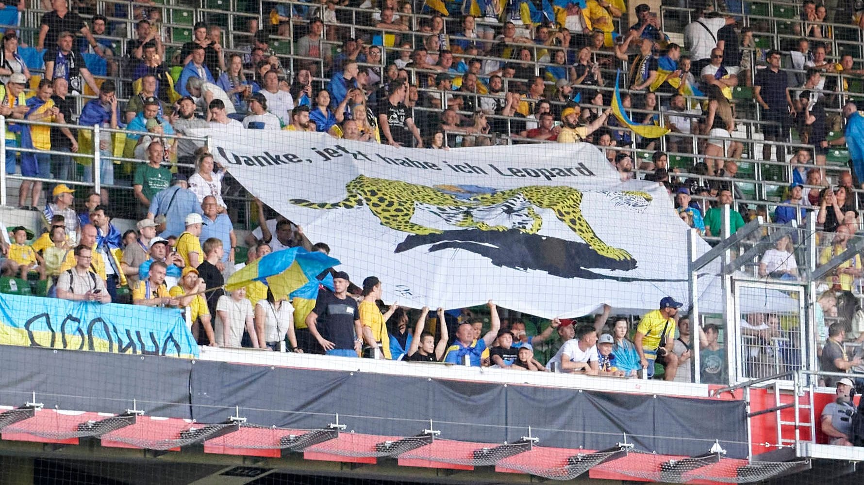 Ukrainer zeigen ein Plakat im Fanblock: Die Partie gegen Deutschland war keine gewöhnliche. Ukrainer zeigen ein Plakat im Fanblock: Die Partie gegen Deutschland war keine gewöhnliche.
