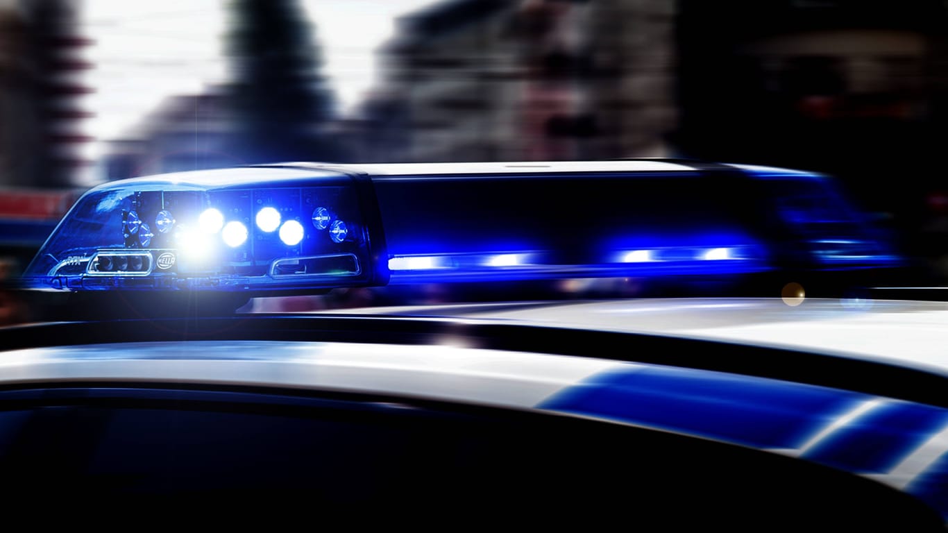 Blaulicht auf einem Polizeifahrzeug in München (Symbolbild): Wegen einer Stichverletzung starb am Montag ein Mann im Krankenhaus.