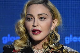 Madonna: Der Weltstar hat seine Welttournee nach einer schweren Infektion verschoben.