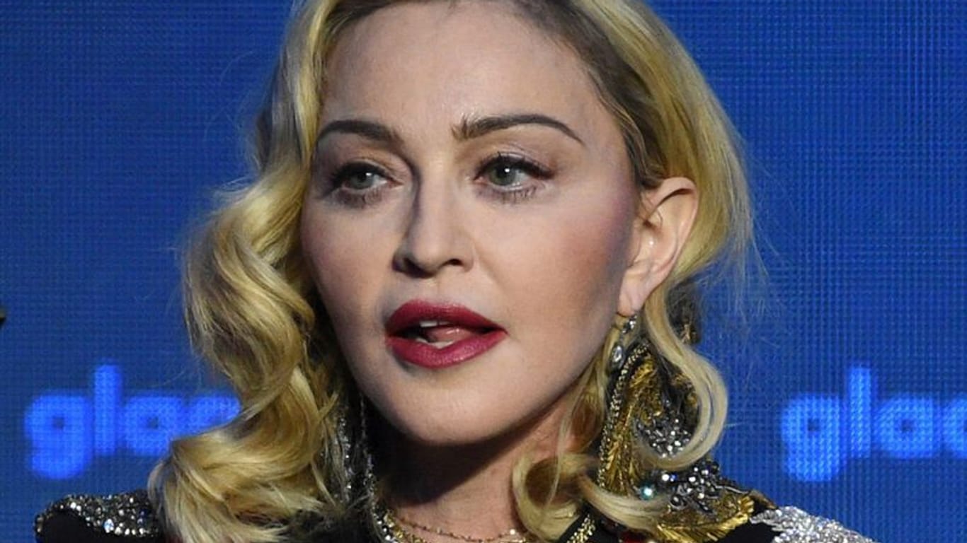 Madonna: Der Weltstar hat seine Welttournee nach einer schweren Infektion verschoben.