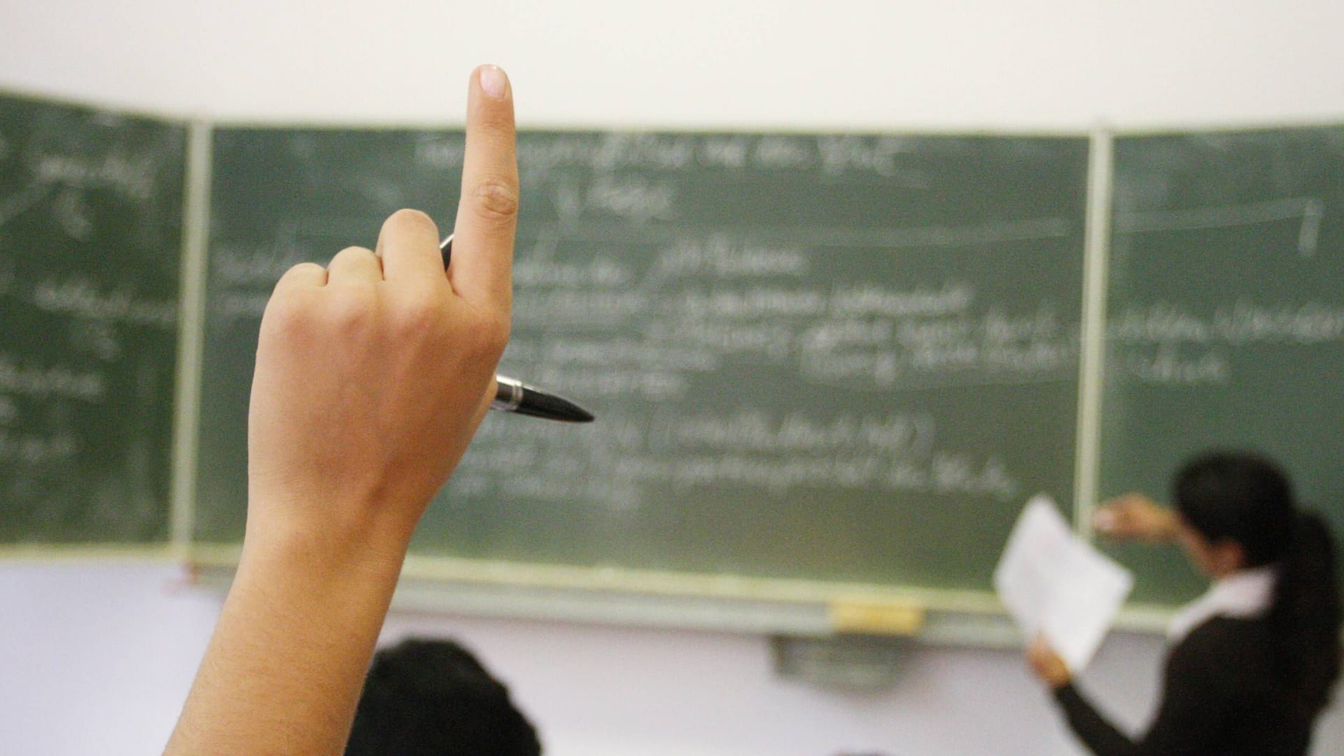 Lehrerin vor einer Klasse (Symbolbild): Die Schule hat sich für den Vorfall entschuldigt.