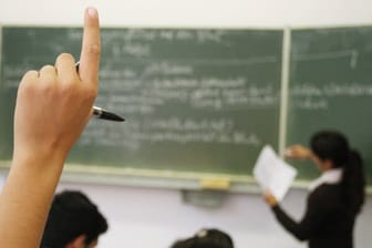 Lehrerin vor einer Klasse (Symbolbild): Die Schule hat sich fΓΌr den Vorfall entschuldigt. Lehrerin vor einer Klasse (Symbolbild): Die Schule hat sich fΓΌr den Vorfall entschuldigt.
