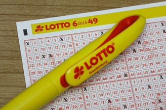 Ein Lottoschein (Archivbild): Ein Gewinner aus Brandenburg freut sich über 1,1 Millionen.