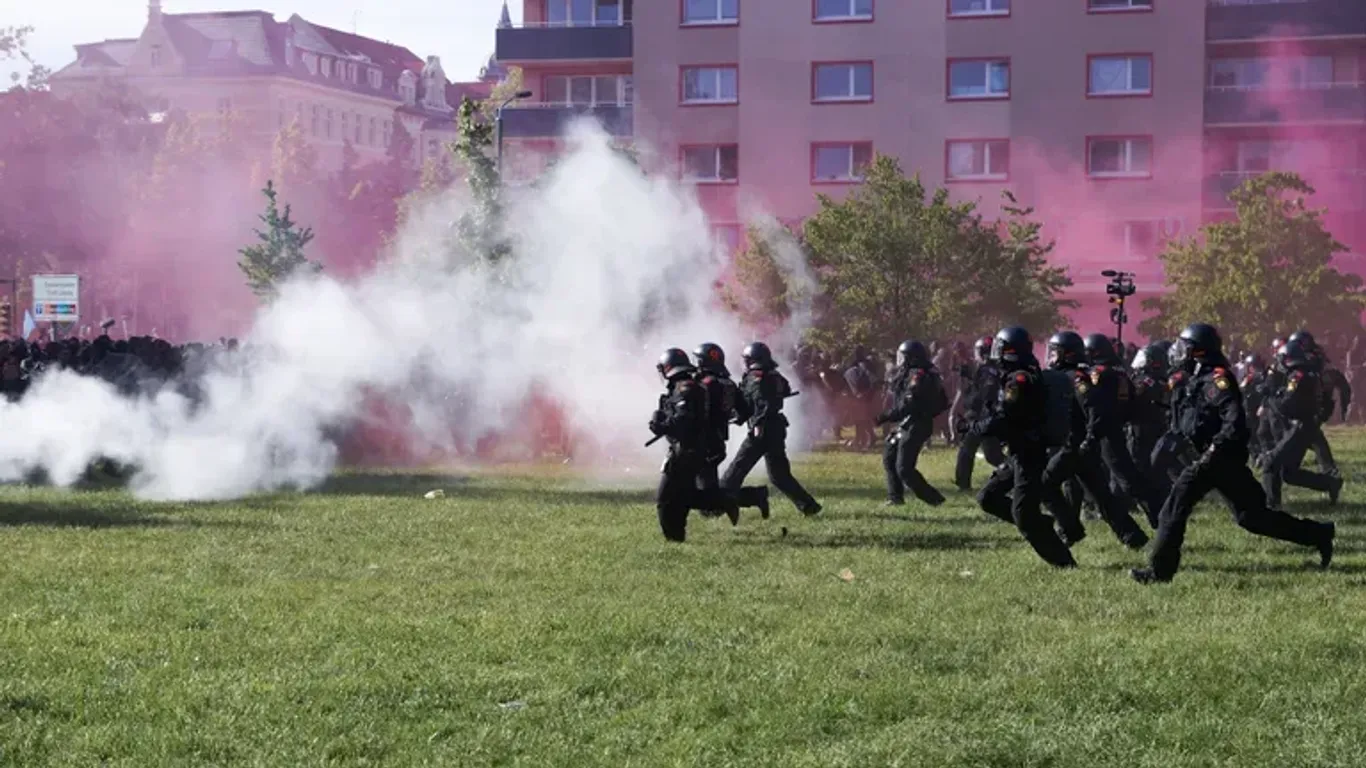 Die Polizei ging mit einem massiven Aufgebot an Einsatzkräften gegen die Randalierer in Leipzig vor.