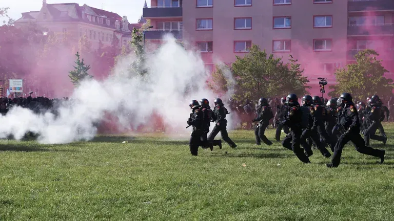 Die Polizei ging mit einem massiven Aufgebot an Einsatzkräften gegen die Randalierer in Leipzig vor. Die Polizei ging mit einem massiven Aufgebot an Einsatzkräften gegen die Randalierer in Leipzig vor.