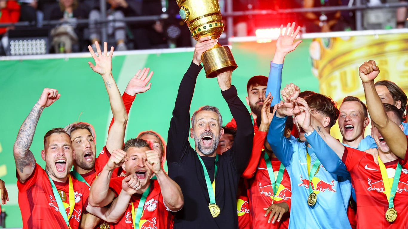 Trainer Marco Rose mit seinem Team: Zum zweiten Mal in Folge gewann RB Leipzig den DFB-Pokal.