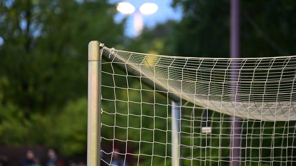 Tor auf einem Fußballplatz (Symbolfoto): Der Berliner Fußball reagiert geschockt auf den Tod eines jungen Kickers.