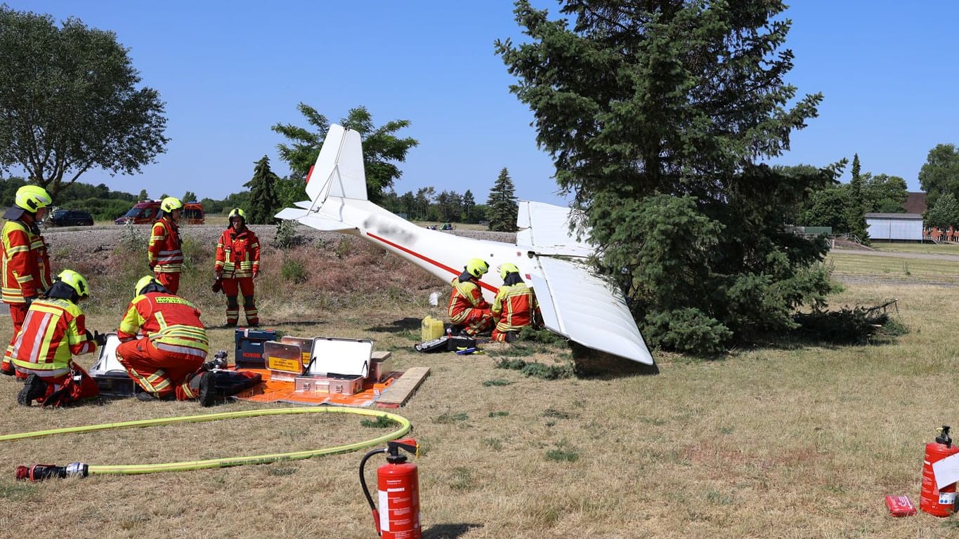 Feuerwehrleute an der Unfallstelle: Eine 34-Jährige ist bei einem ihrer ersten Alleinflüge abgestürzt. Feuerwehrleute an der Unfallstelle: Eine 34-Jährige ist bei einem ihrer ersten Alleinflüge abgestürzt.