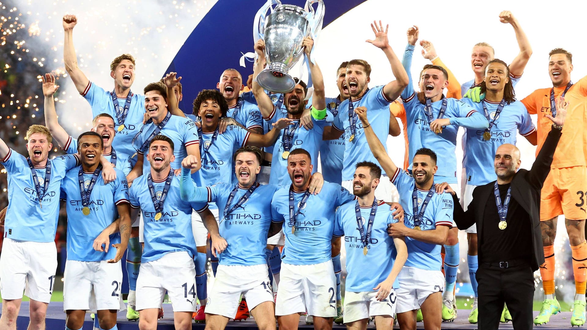 Premiere: Die Mannschaft von Manchester City um Kapitän Ilkay Gündoğan (M.) ist zum ersten Mal Champions-League-Sieger.