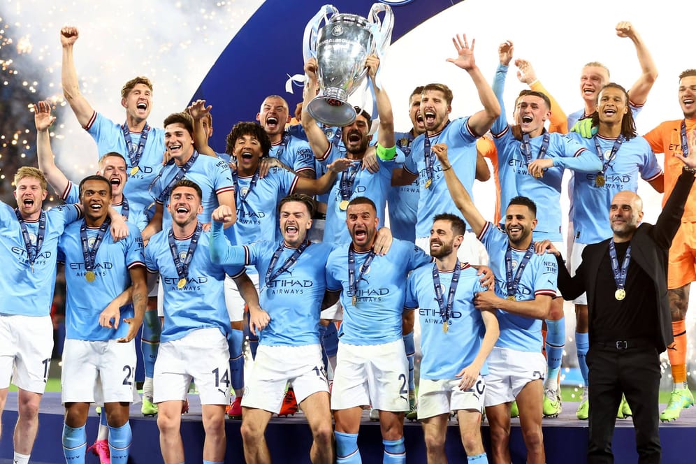 Premiere: Die Mannschaft von Manchester City um Kapitän Ilkay Gündoğan (M.) ist zum ersten Mal Champions-League-Sieger.