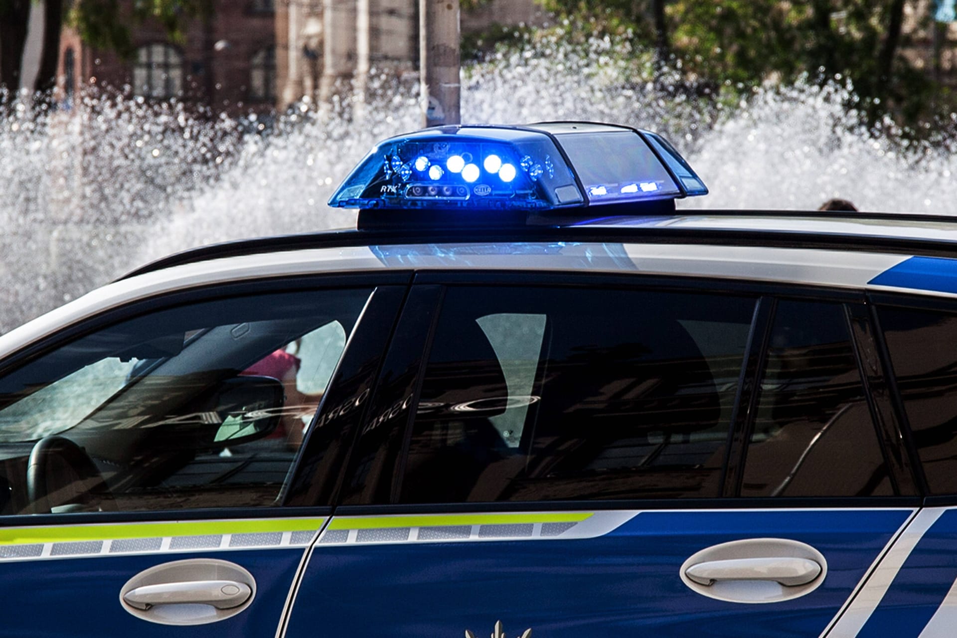 Einsatzwagen der Polizei in Bayern (Symbolfoto): Bei einer großen Fahndung nach einem Messerstecher waren viele Beamte in Eichstätt im Einsatz.