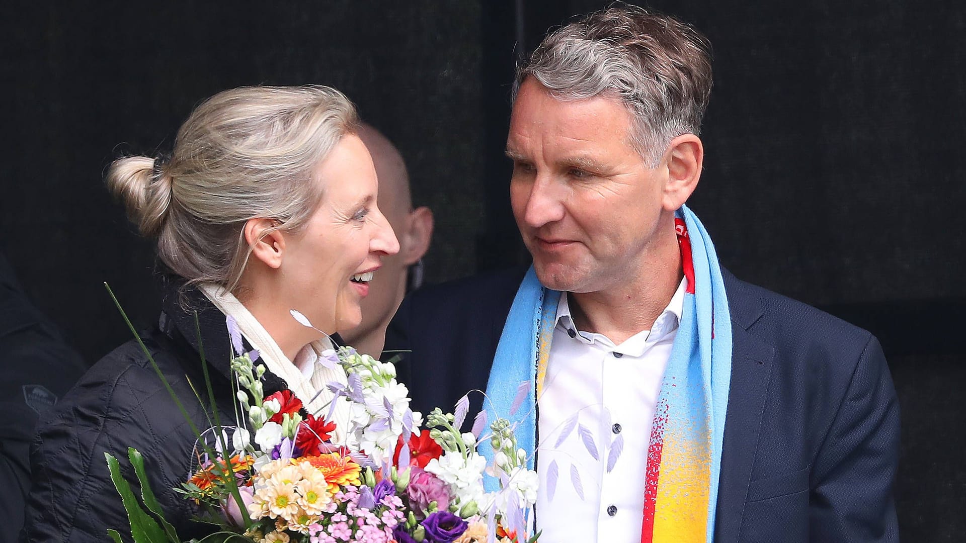 Die AfD-Parteivorsitzende Alice Weidel und der rechtsextreme AfD-Fraktionschef im Thüringer Landtag, Björn Höcke, bei einer Großdemonstration der Partei in Erfurt im April.