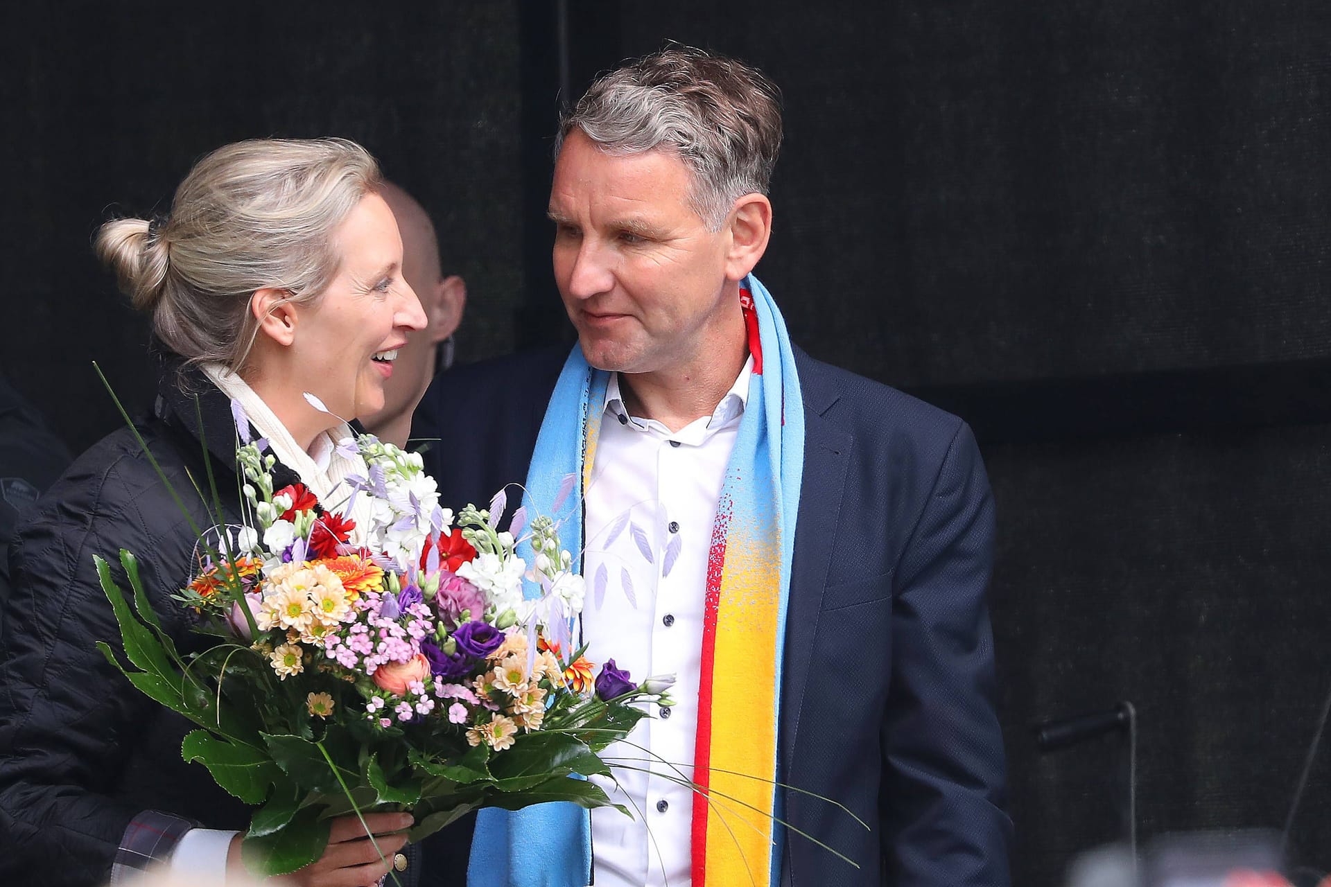 Die AfD-Parteivorsitzende Alice Weidel und der rechtsextreme AfD-Fraktionschef im Thüringer Landtag, Björn Höcke, bei einer Großdemonstration der Partei in Erfurt im April.