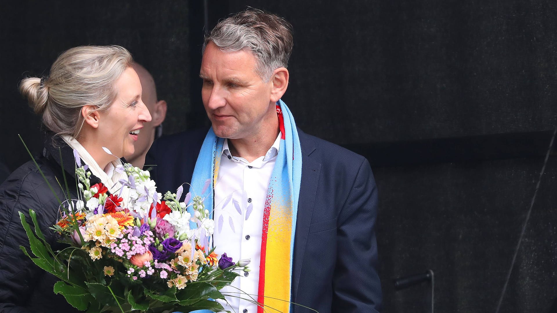 Die AfD-Parteivorsitzende Alice Weidel und der rechtsextreme AfD-Fraktionschef im Thüringer Landtag, Björn Höcke, bei einer Großdemonstration der Partei in Erfurt im April.