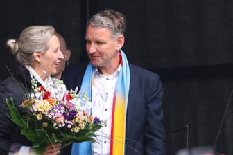 Die AfD-Parteivorsitzende Alice Weidel und der rechtsextreme AfD-Fraktionschef im Thüringer Landtag, Björn Höcke, bei einer Großdemonstration der Partei in Erfurt im April.