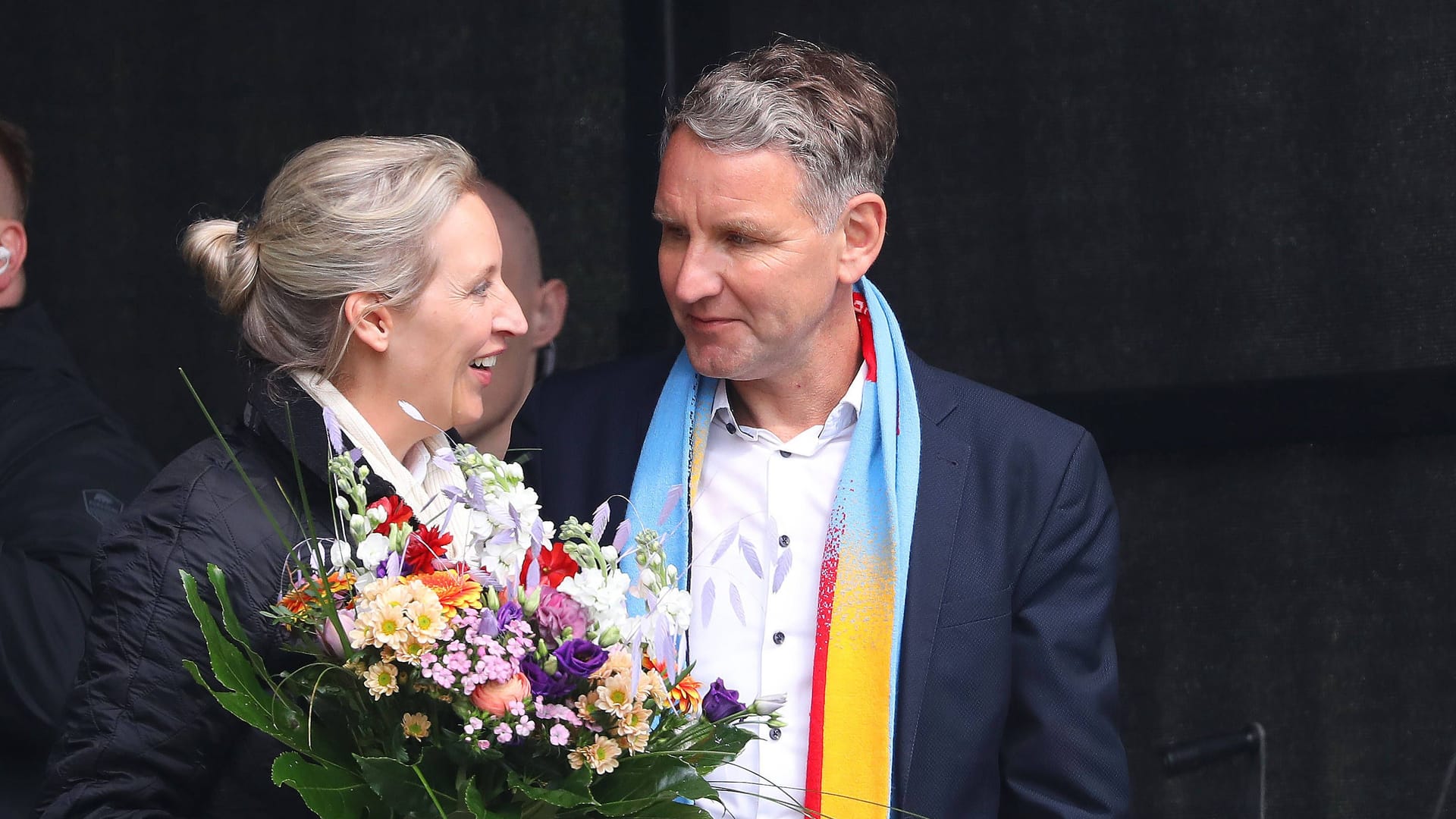 Die AfD-Parteivorsitzende Alice Weidel und der rechtsextreme AfD-Fraktionschef im Thüringer Landtag, Björn Höcke, bei einer Großdemonstration der Partei in Erfurt im April.