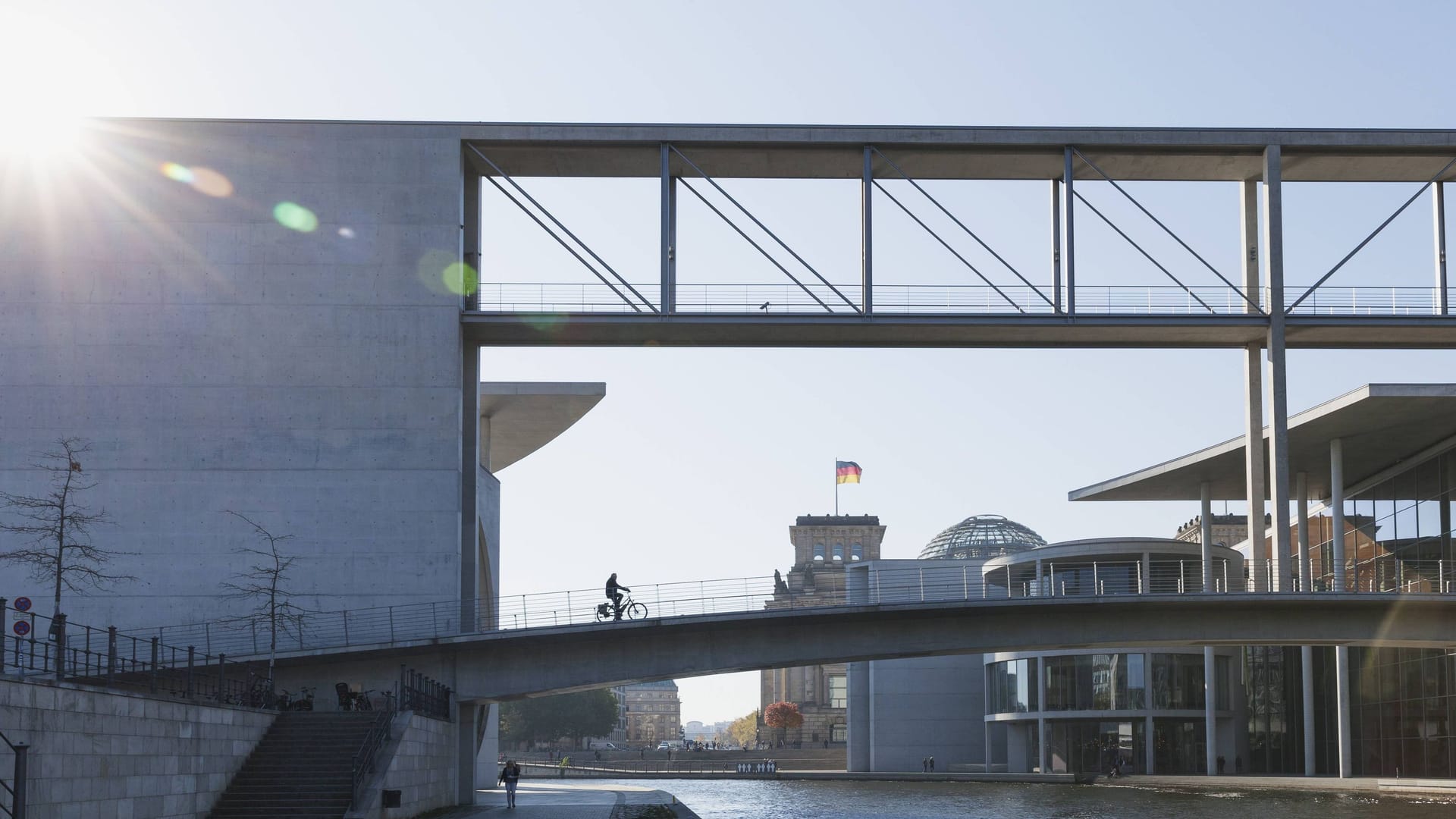 Hitze im Bundestag: In einer Ausschusssitzung hielten die Abgeordneten es nicht länger aus – Folge des Energiesparkonzepts?