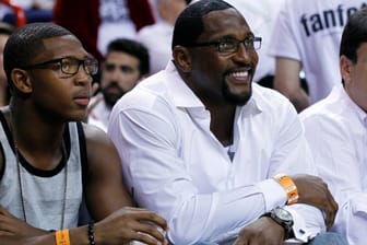 NFL-Legende Ray Lewis (r.) mit seinem Sohn Ray Lewis III bei einem Spiel der Miami Heat im Jahr 2023. NFL-Legende Ray Lewis (r.) mit seinem Sohn Ray Lewis III bei einem Spiel der Miami Heat im Jahr 2023.