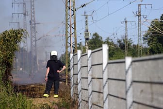 Feuerwehreinsatz in Weiterstadt: Die Bahnstrecke musste wegen der Flammen gesperrt werden.