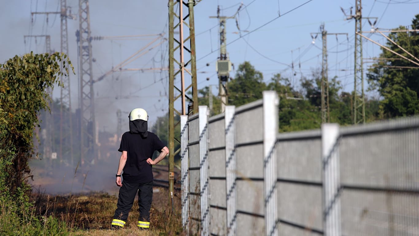 Feuerwehreinsatz in Weiterstadt: Die Bahnstrecke musste wegen der Flammen gesperrt werden.
