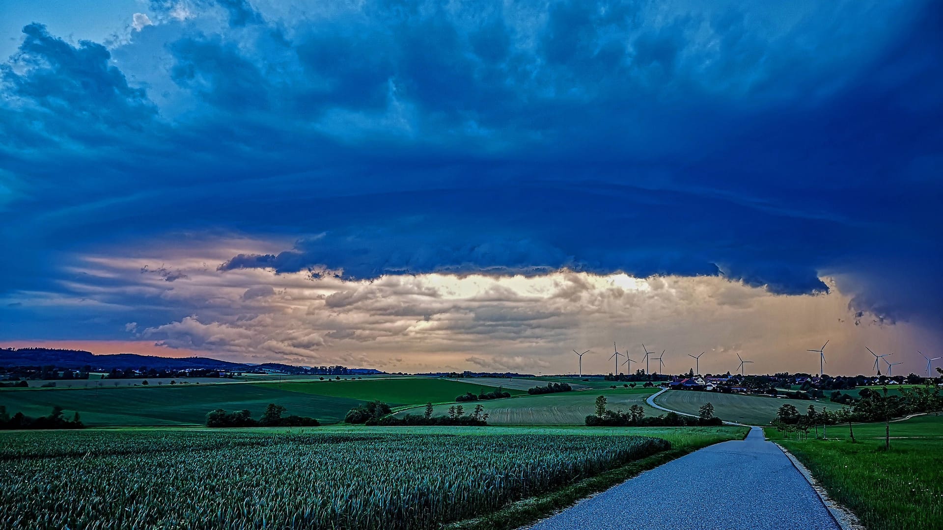 Auch sogenannte Superzellen seien laut den Experten nicht ausgeschlossen. Die Meteorologen rechnen zudem mit bis zu 60 Liter Regen pro Quadratmeter.