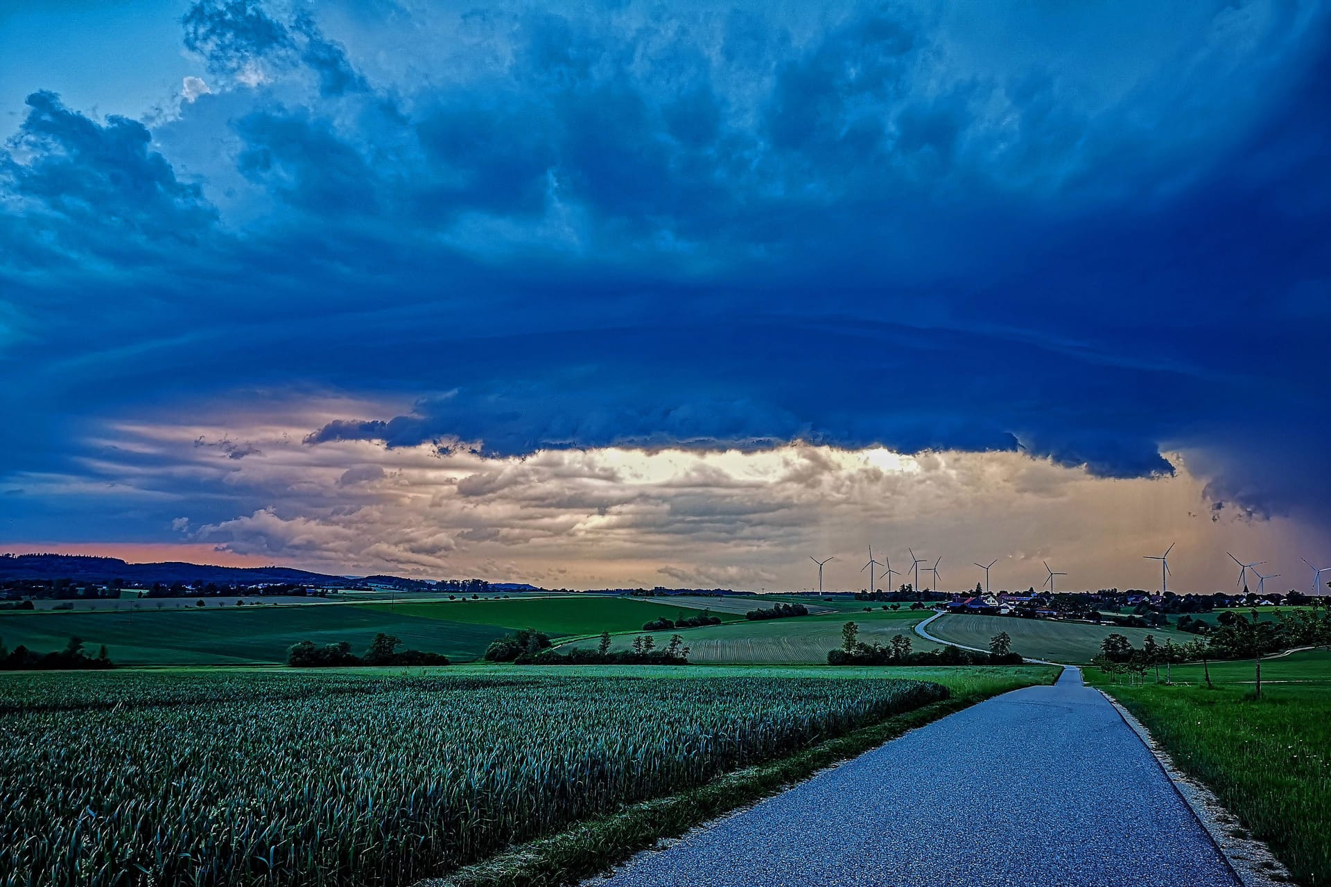 Auch sogenannte Superzellen seien laut den Experten nicht ausgeschlossen. Die Meteorologen rechnen zudem mit bis zu 60 Liter Regen pro Quadratmeter.