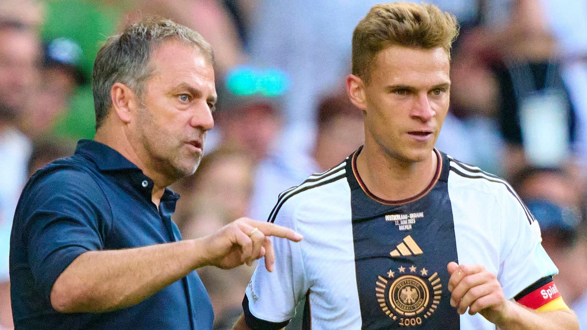 Hansi Flick (l.) und Joshua Kimmich: Der Bundestrainer verteidigte seinen Kapitän zuletzt vehement gegen die heftige Kritik an ihm.