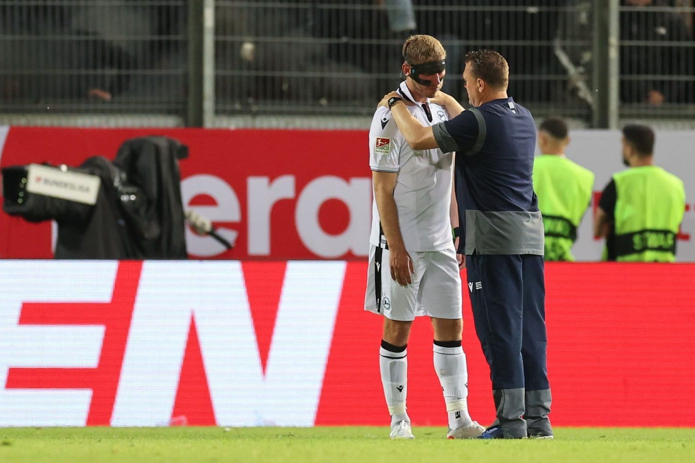 Fabian Klos (l.) neben Trainer Uwe Koschinat: Beide stellten sich den Fans.