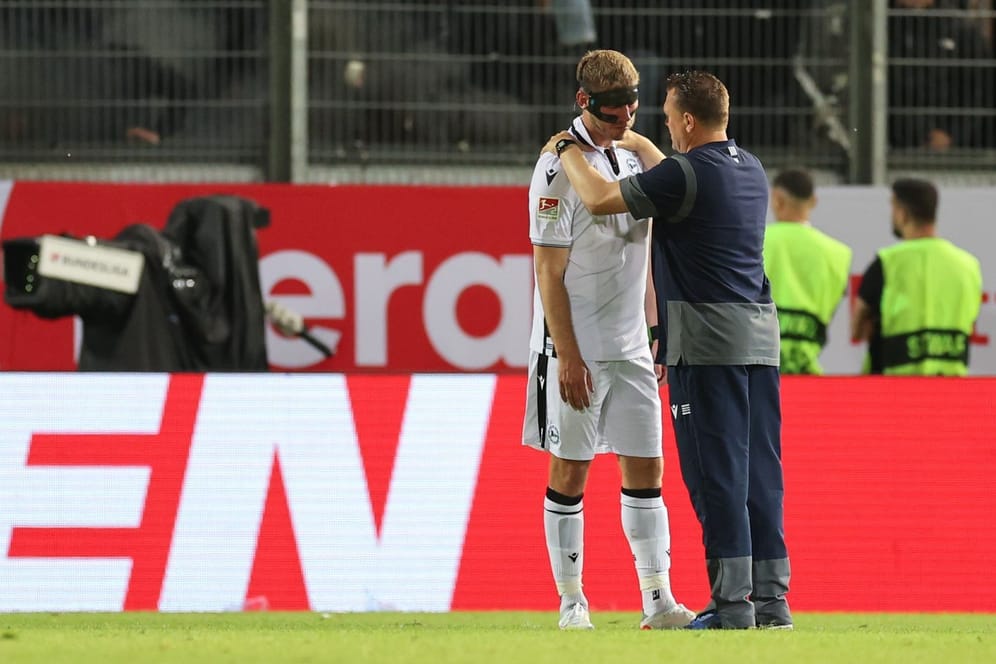 Fabian Klos (l.) neben Trainer Uwe Koschinat: Beide stellten sich den Fans.