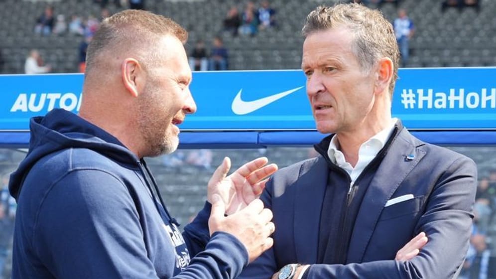 Herthas Cheftrainer Pál Dardai (l.) und Hertha-Geschäftsführer Thomas E. Herrich: Bekommt der Klub die Lizenz für die 2. Liga?
