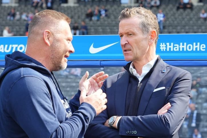 Herthas Cheftrainer Pál Dardai (l.) und Hertha-Geschäftsführer Thomas E. Herrich: Bekommt der Klub die Lizenz für die 2. Liga?