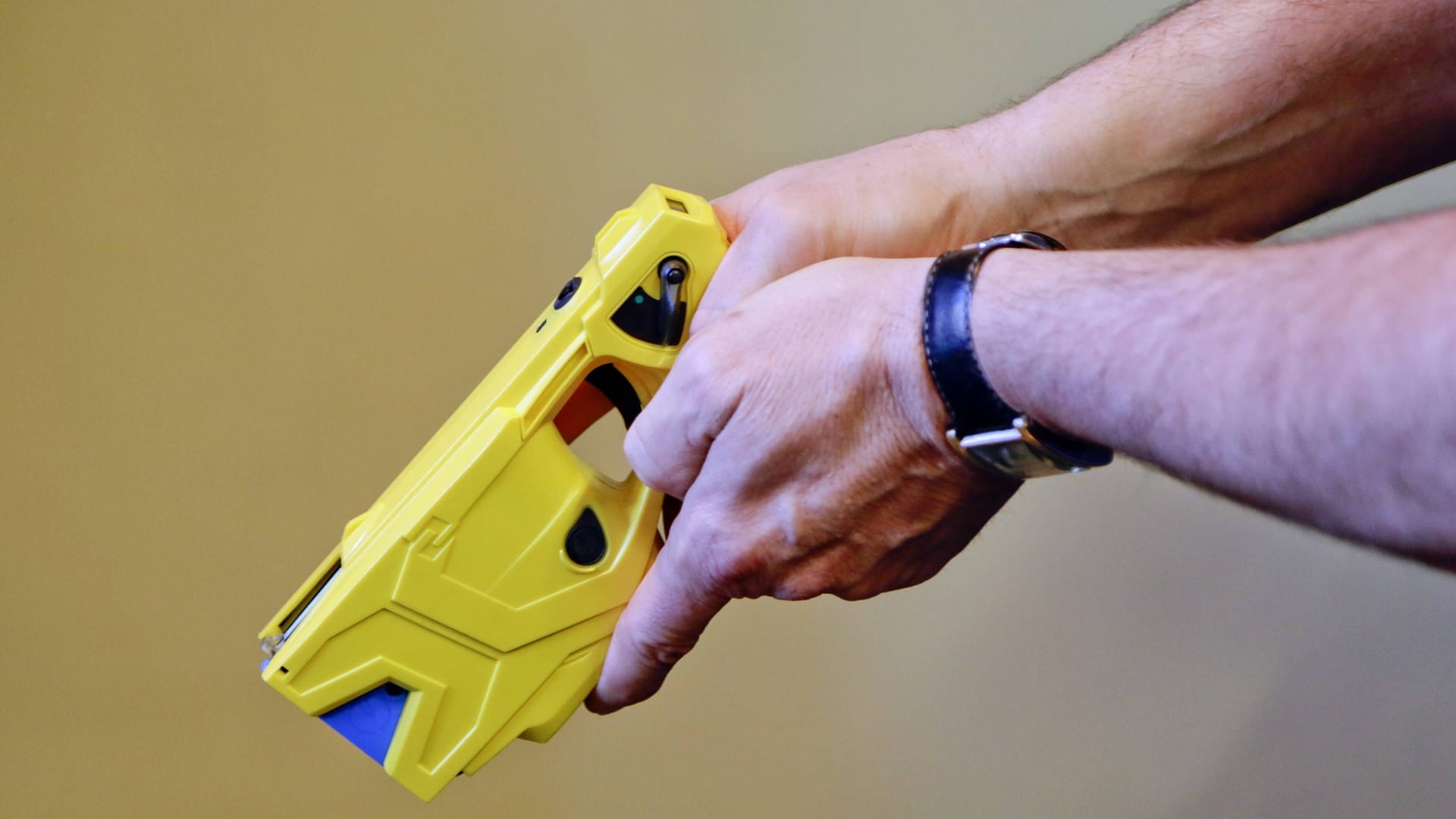 Ein Polizeibeamter mit einem Taser (Symbolbild): In Bremerhaven konnte eine Frau dadurch überwältigt werden. Ein Polizeibeamter mit einem Taser (Symbolbild): In Bremerhaven konnte eine Frau dadurch überwältigt werden.