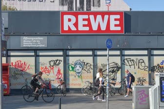 Rewe-Filiale in der Revaler Straße in Friedrichshain: Der etablierte Markt schließt im Juni endgültig.