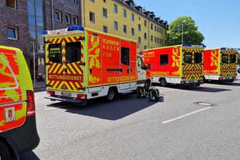 Einsatzkräfte in der Wehringhauser Straße in Hagen: Ein Kleinkind sowie drei Frauen wurden durch einen Gaskartusche verletzt.