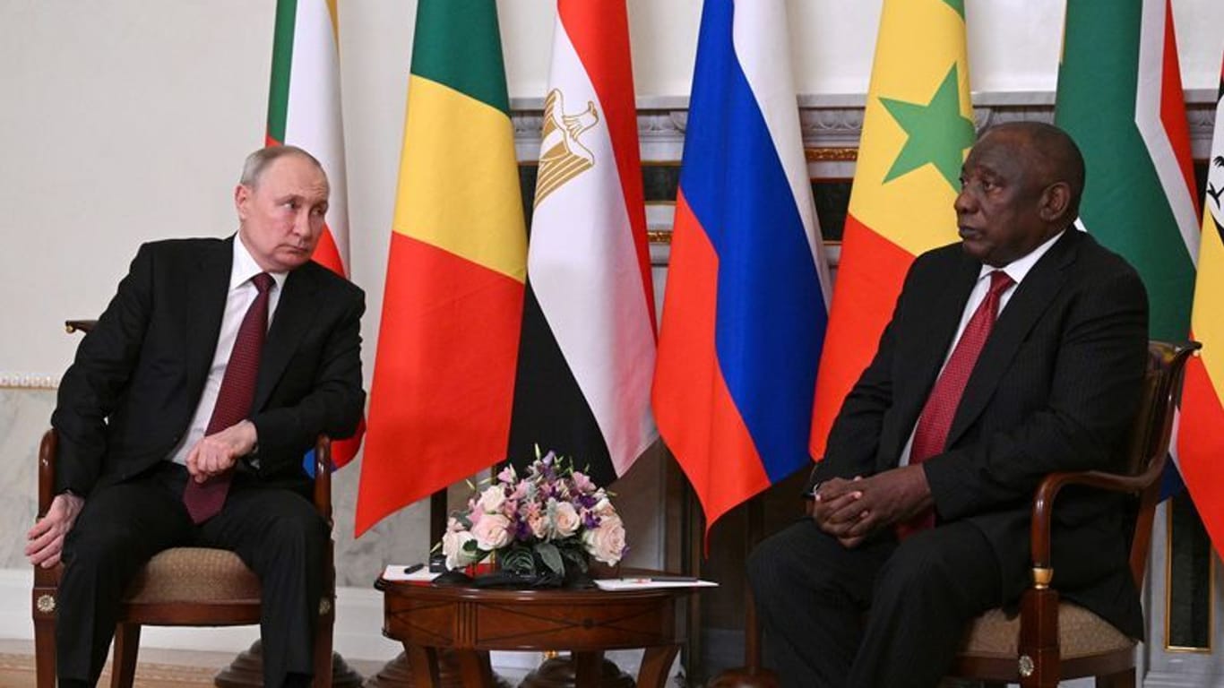 Wladimir Putin (l) unterhält sich mit dem südafrikanischen Präsidenten Cyril Ramaphosa: Eine Delegation afrikanischer Staatsoberhäupter war in Moskau.