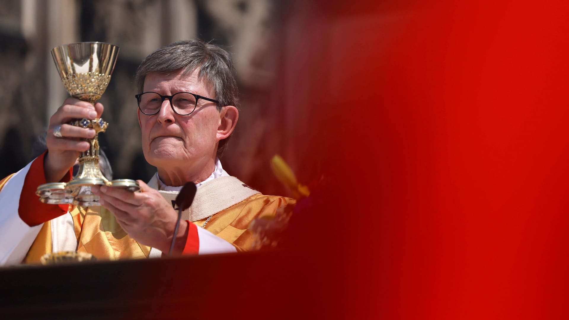 Kardinal Rainer Maria Woelki bei einer Andacht (Archivfoto): Die Ermittlungen gegen ihn sorgen für Aufsehen in der Katholischen Kirche. Kardinal Rainer Maria Woelki bei einer Andacht (Archivfoto): Die Ermittlungen gegen ihn sorgen für Aufsehen in der Katholischen Kirche.