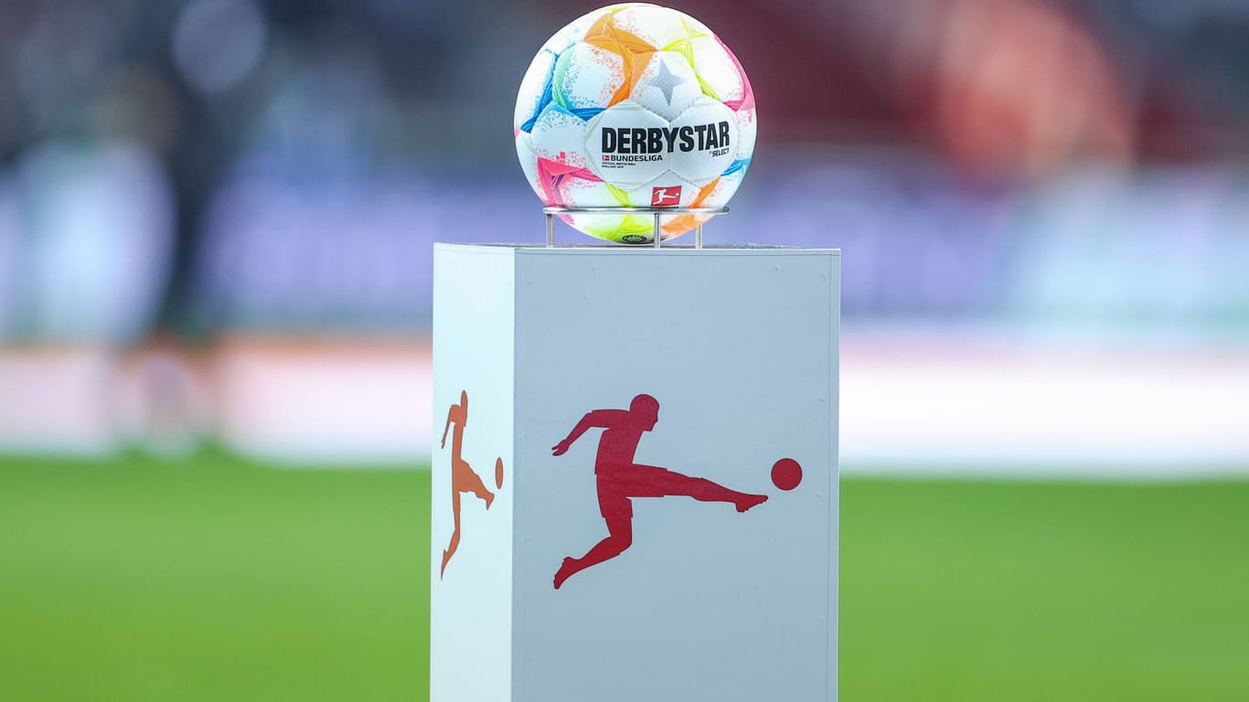 Der Spielball vor Beginn eines Bundesligaspieles: Der Spielplan für die kommende Saison wurde geleakt.