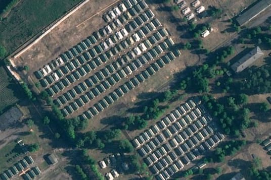 Die Satellitenaufnahme zeigt ein Zeltlager in Belarus: Dort könnten die Wagner-Soldaten untergebracht werden.
