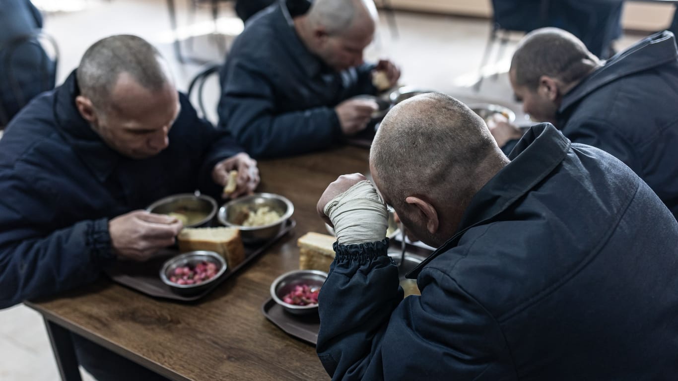Russische Kriegsgefangene in der Ukraine: Soldaten erzählen von mangelhaftem Training und fehlender Manpower.